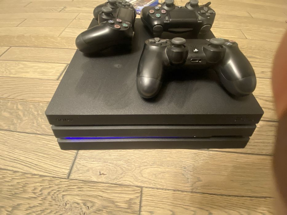 PS4 cu 3 controllere + 4 jocuri