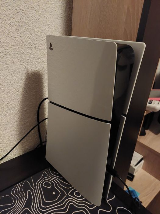 Продавам ps 5 с 1 контроллер