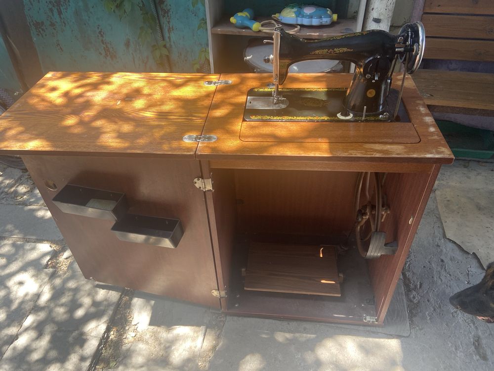 Продам старую швейную машинку