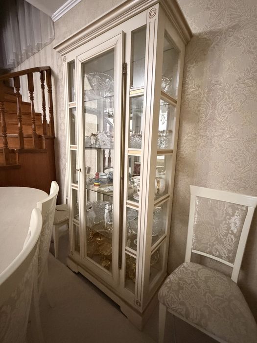 Стол со стульями из натурального дерева