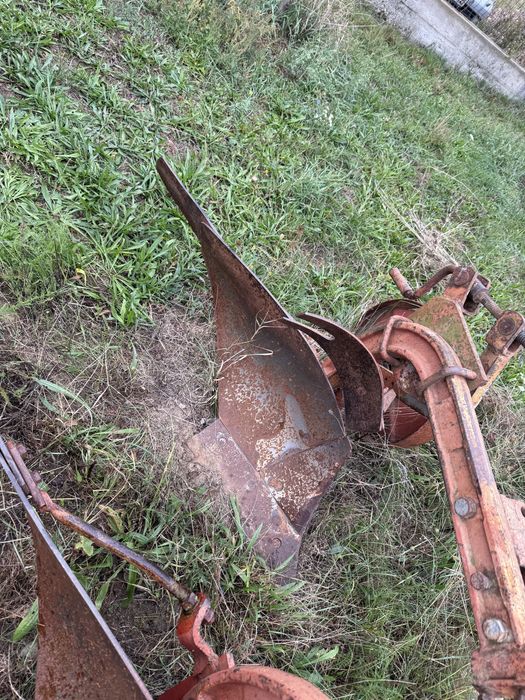 Vând plug cu 3 trupițe