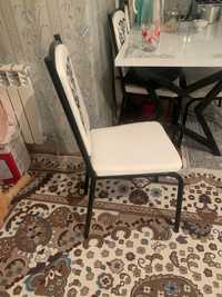 Белый стол стулья с орнаментами