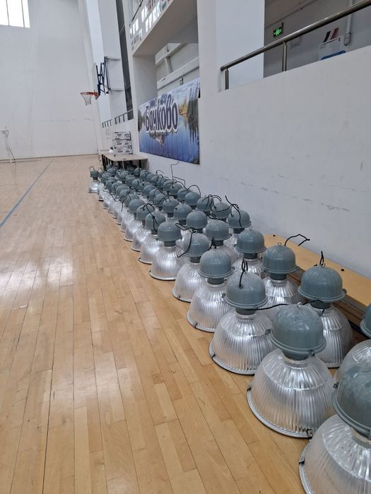 Продавам 60 бр.работещи индустриални лампи 250W