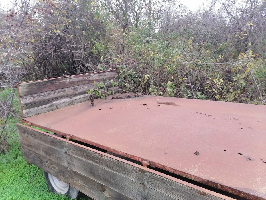 Продавам трактор DT 20  5500лв и инвентар  и ремарке самосвал