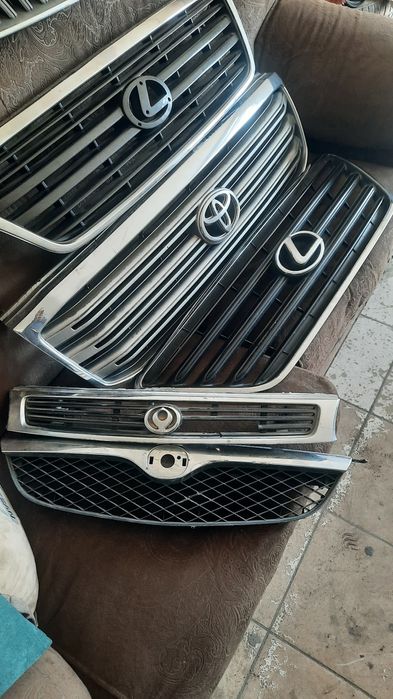 Решетки в орегинале на лексус тойота