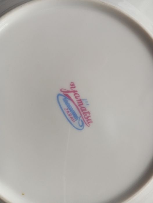 Продам тарелочки 12 штук