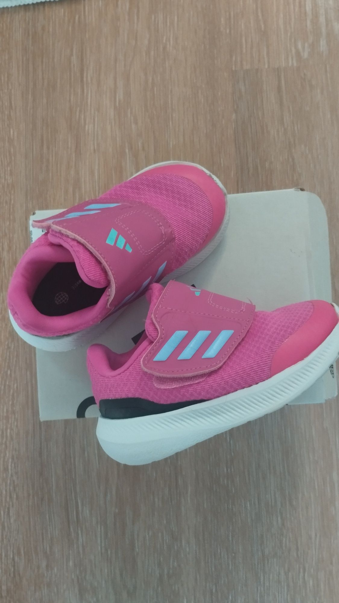 Маратонки и сандали Adidas