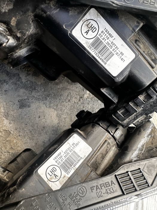 Faruri stânga dreapta capotă motor grilă toyota corolla e21.