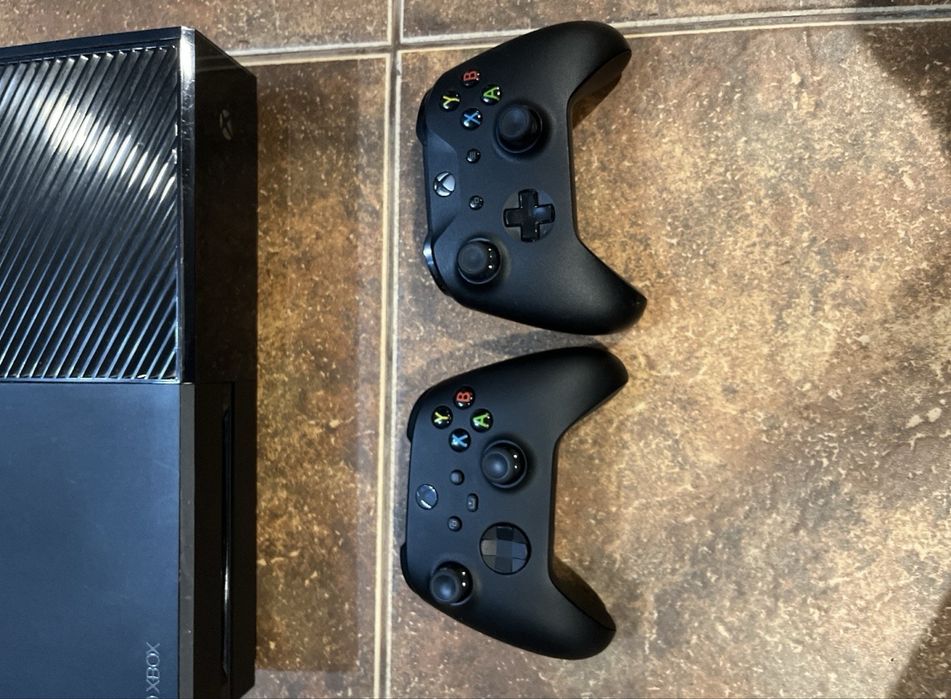 XBOX ONE 1TB+2 controller+fifa23/17/24+minecraft+gta5