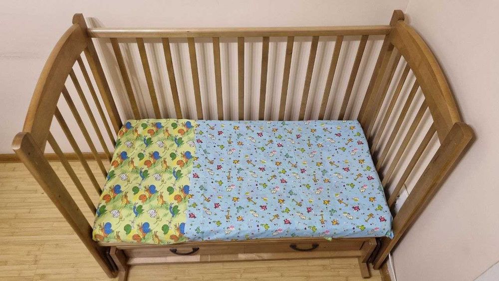 Деревянный манеж-кроватка с маятником, матрасом и полкой