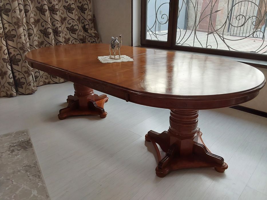 Продам стол с пород красного дерева, есть клемы от завода. Пр.Италия