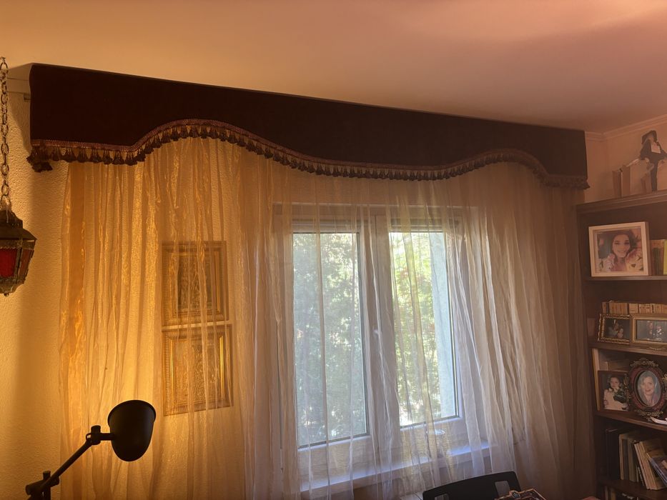 Galerie tapitata catifea grena cu ciucuri aurii