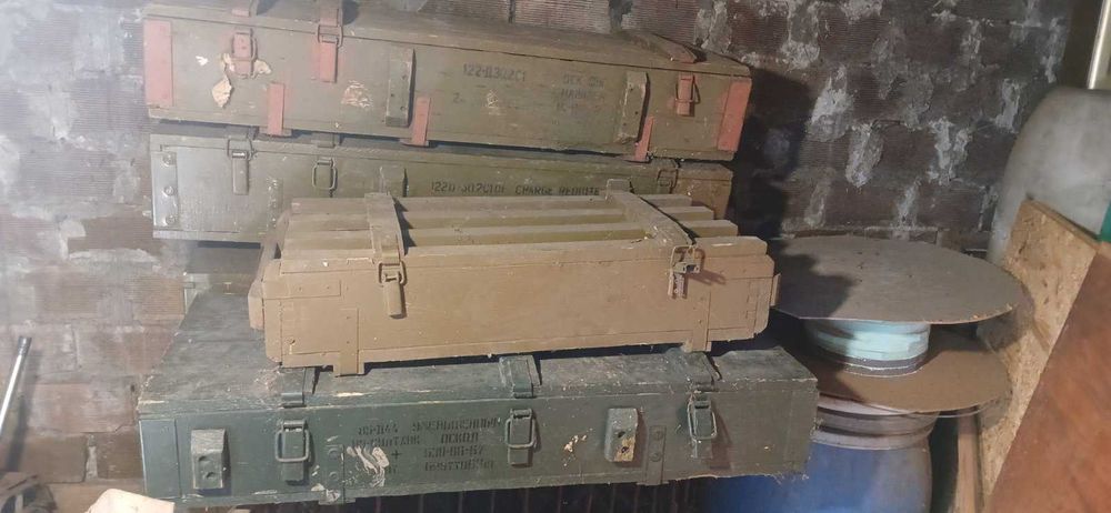 Военни сандъци от оръжия патрони бояприпаси