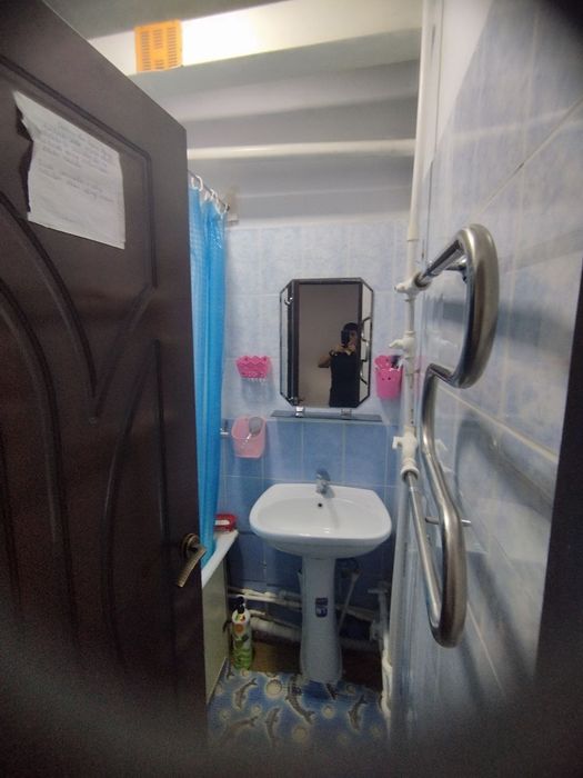 Сдаётся 2х ком кв в чирчике 2 мкн 1 этаж около 7 школы отопление есть