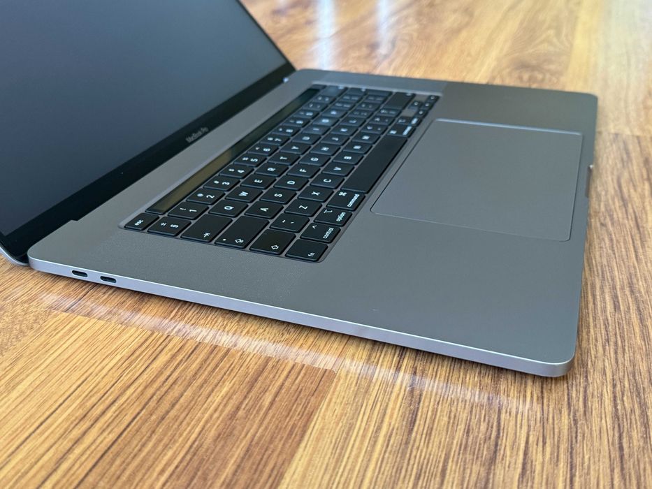 16' Core i7 Apple MacBook Pro 2019 32GB RAM/1TB SSD/Radeon Pro 5300M