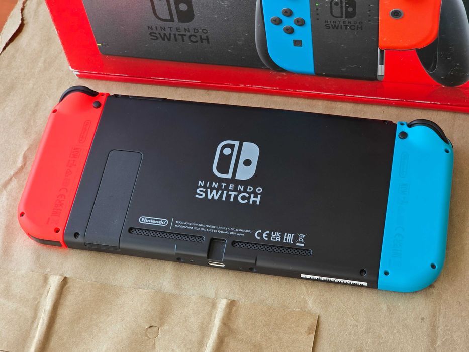 Nintendo Switch + 128гб карта памет + чип и всички аксесоари