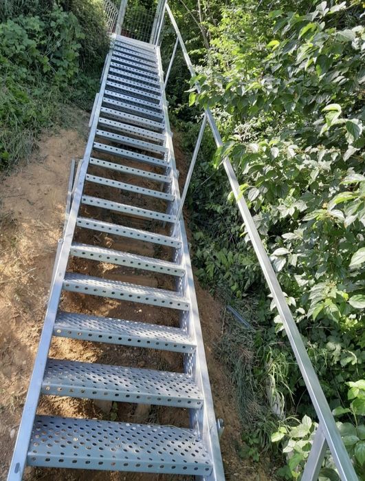 Vând scarii metalice zincate exterioare și pentru incendii , platforme