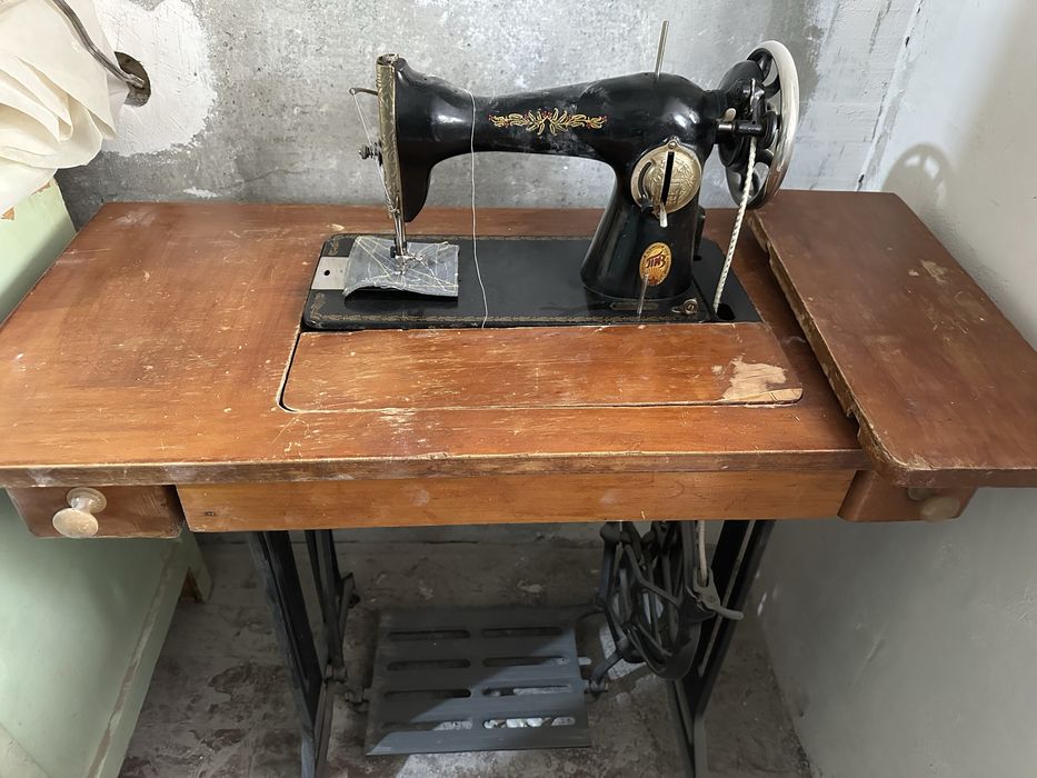 Продается швейная ножная машинка ПМЗ