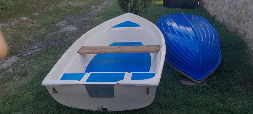 Продавам ,лодка от стъклопласт със двойно дъно .Дъжина 2,80 .Перфектна