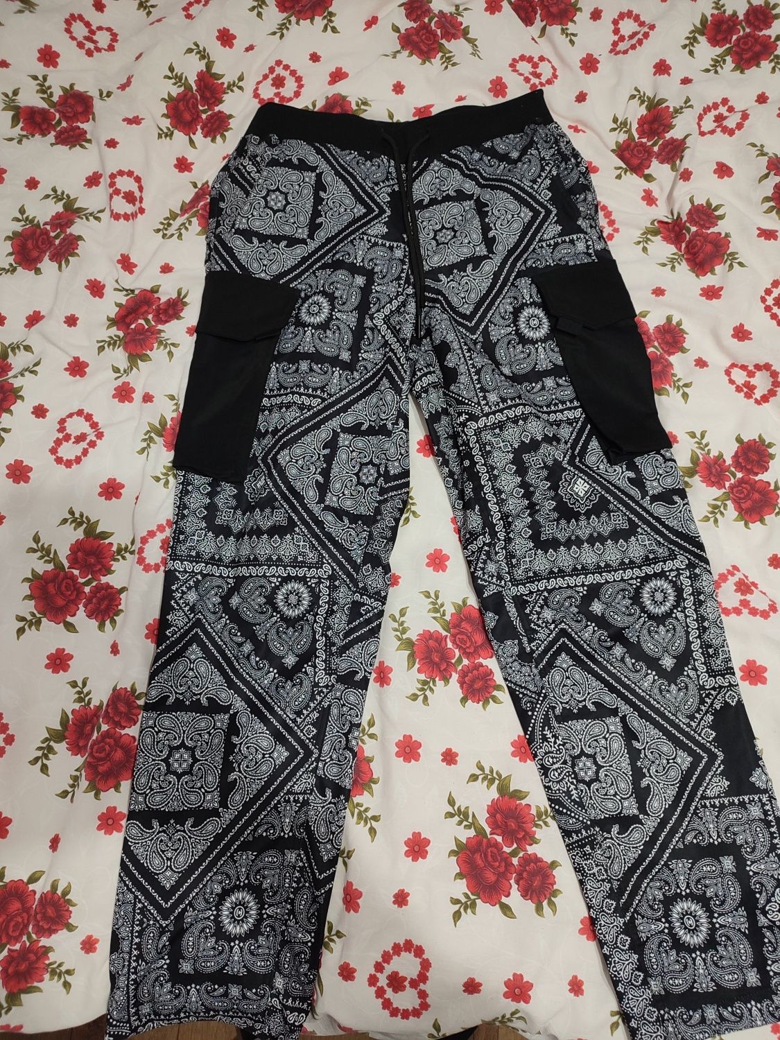 Pantaloni cargo paisley print