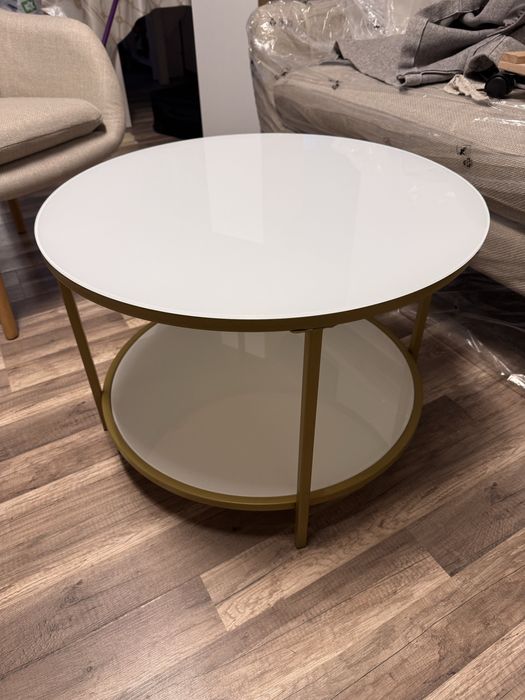 Vând masă de cafea cu dlua rafturi de sticlă