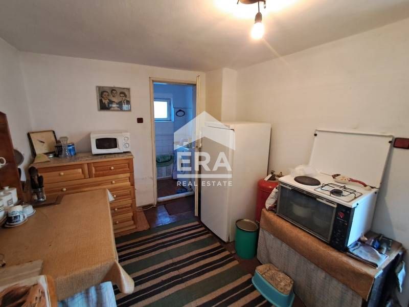 Двуетажна тухлена къща за продажба, с двор, складови постройки и таван