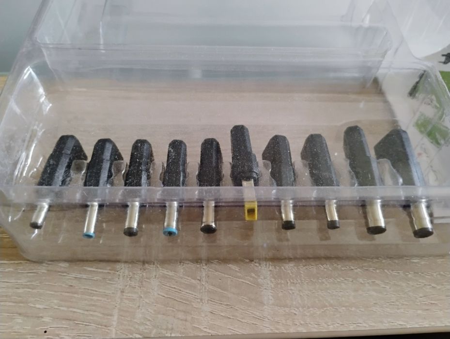 Încărcător universal laptop