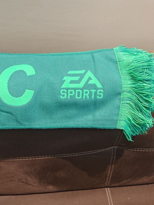 FC 25 за Playstation 5 плюс шал EA Sports