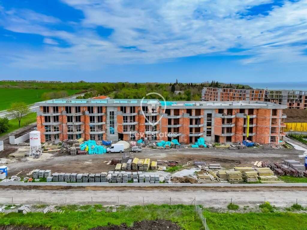 Двустаен апартамент на метри от морето в нова луксозна къща в Сарафово