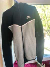 Nike Sportswear Tech Fleece Gri cu Negru
