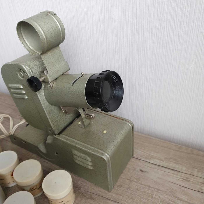 Прожекционен апарат с 7 броя детски филмчета за прожектиране