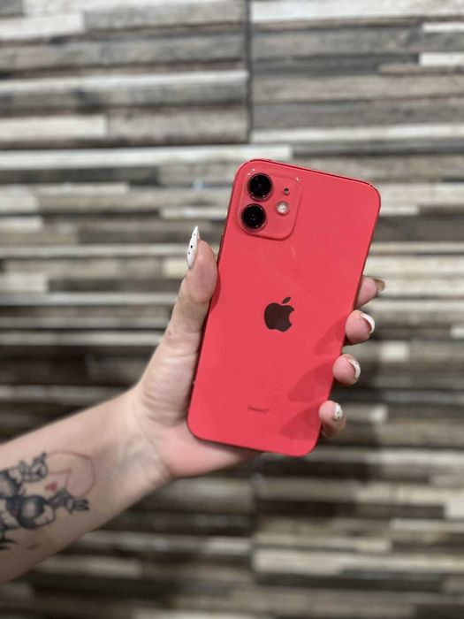 iPhone 12 цвят червен