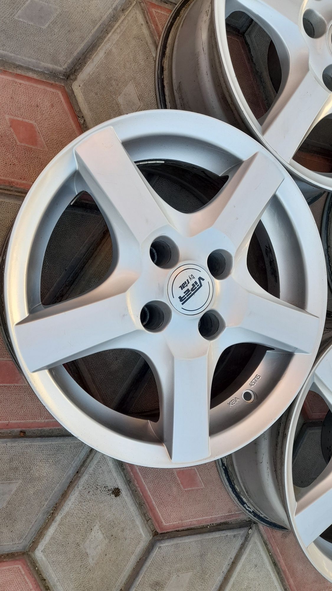 Vand jante aliaj de 15 inch 4x108 pt PEUGEOT și CITROEN model deosebit