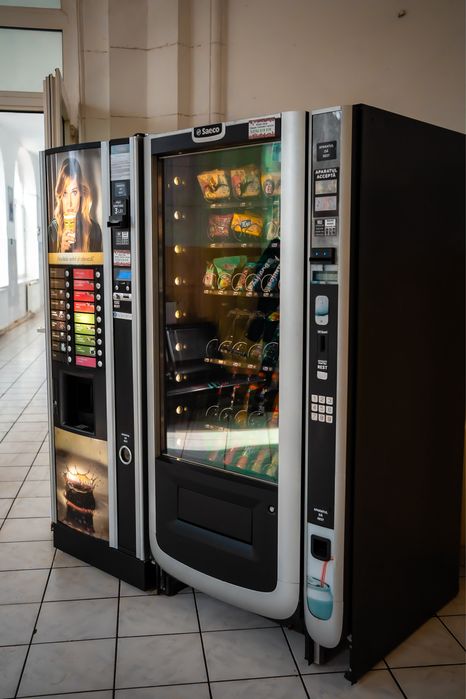 Automat sucuri vending / tonomat dulciuri / automat vending