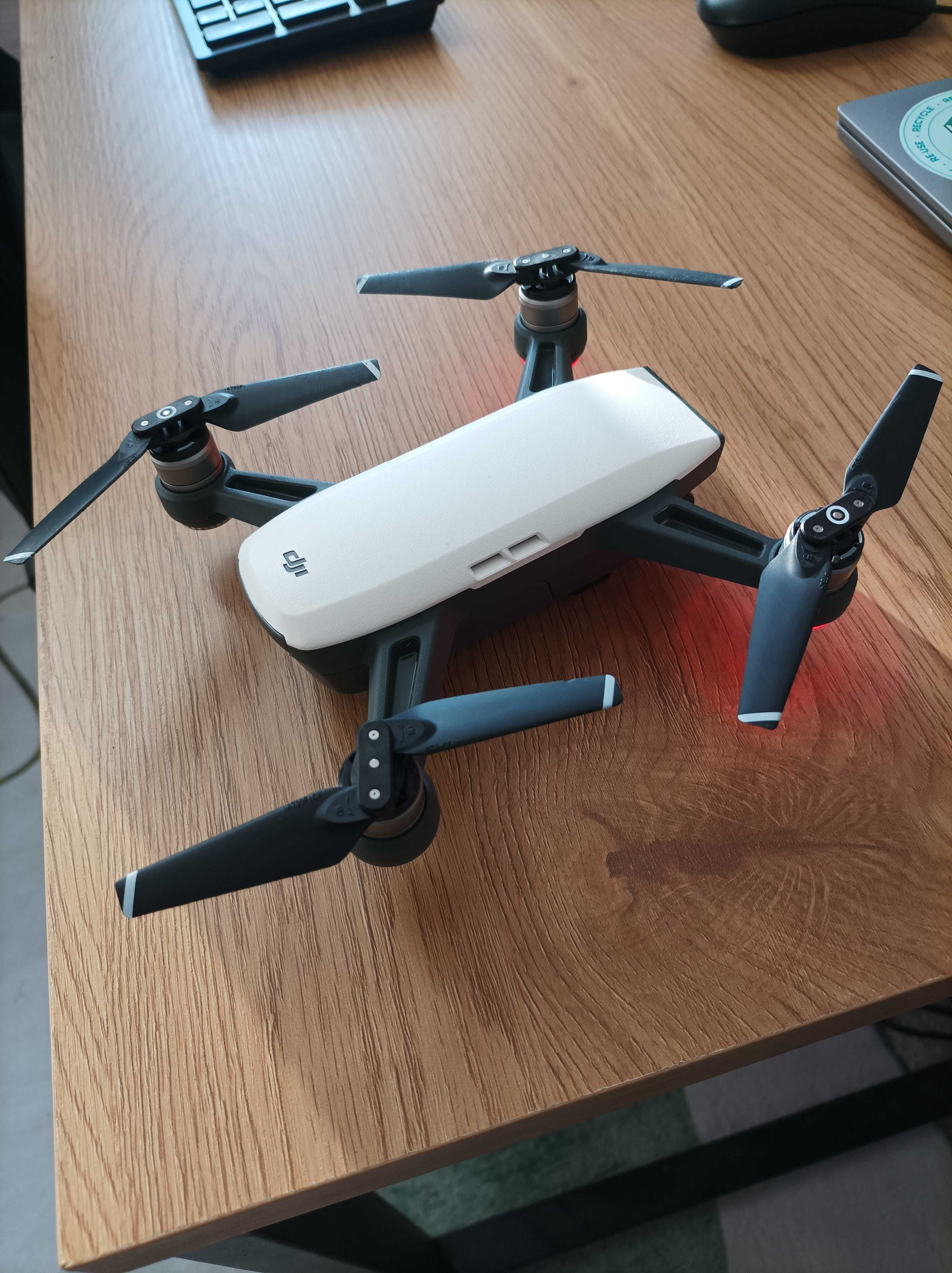 Дрон dji spark с дистанционно и две батерии