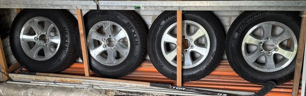 Диски с новыми зимними шипованными шинами 265/65R17 на Тойота 120