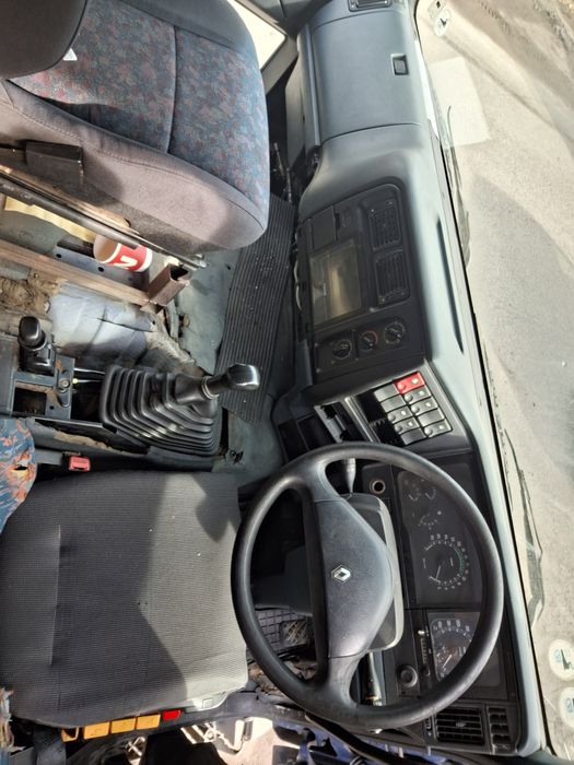 Vînd camion de școală