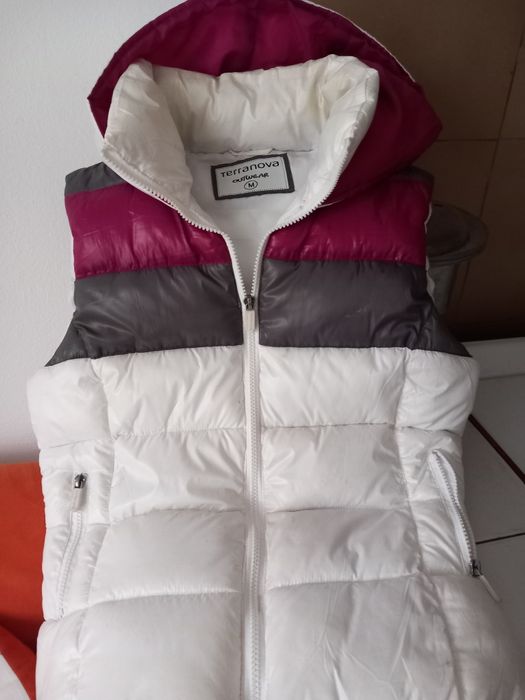 Спортно модерно  ветро и водоустойчиво яке  без ръкав с качулка