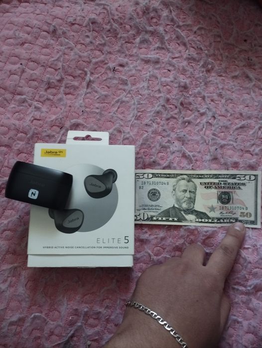 Обменяю дорогие фирменные блютус наушники и 50$.