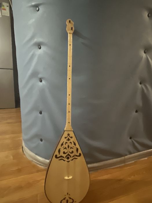 Казахский музыкальный инструмент.Домбыра