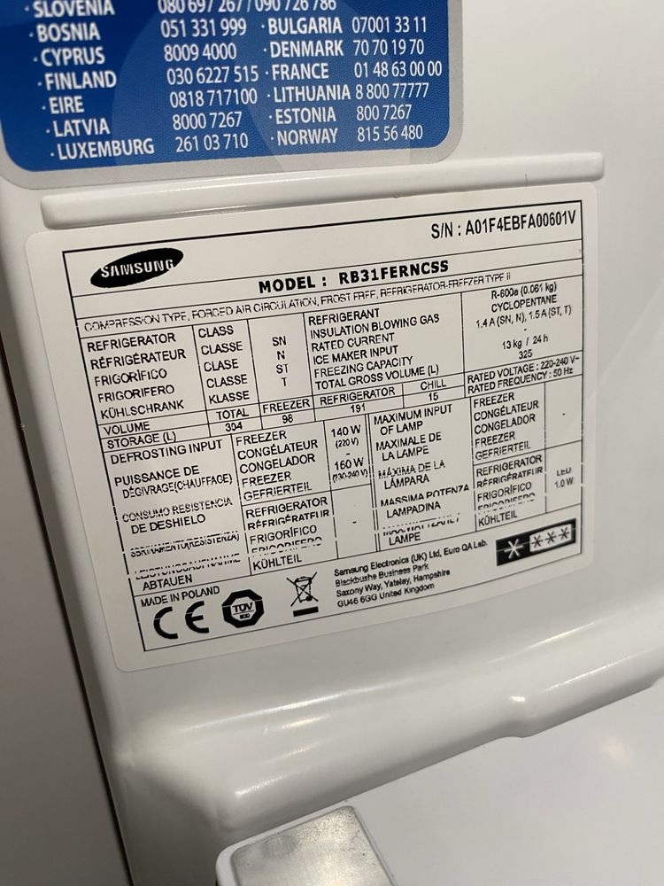 Хладилник с фризер SAMSUNG
