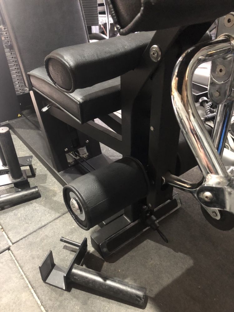 Aparat multifunctional Technogym Unica schimb cu hacksquat profi