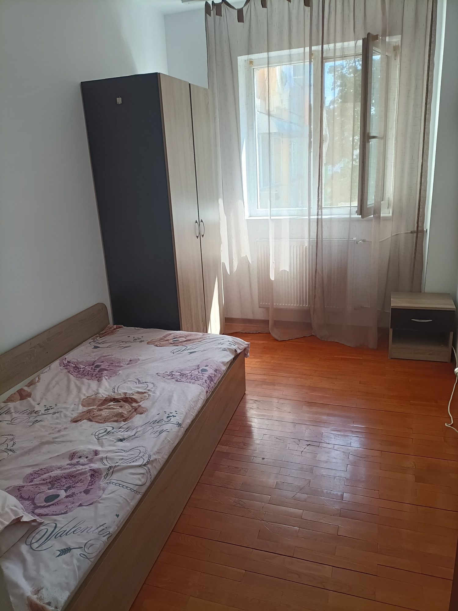 Închiriez apartament
