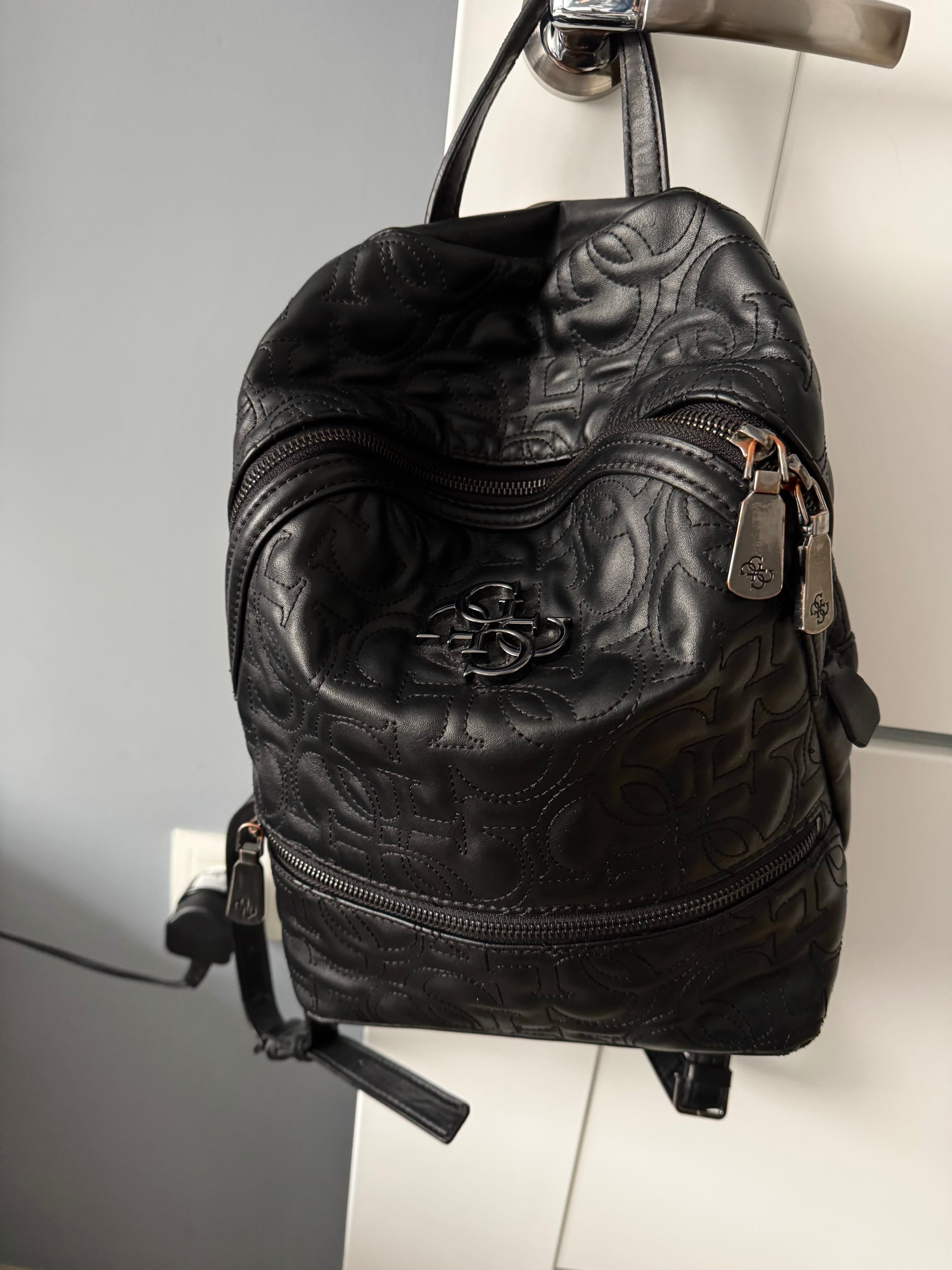 Кожена раница Guess
