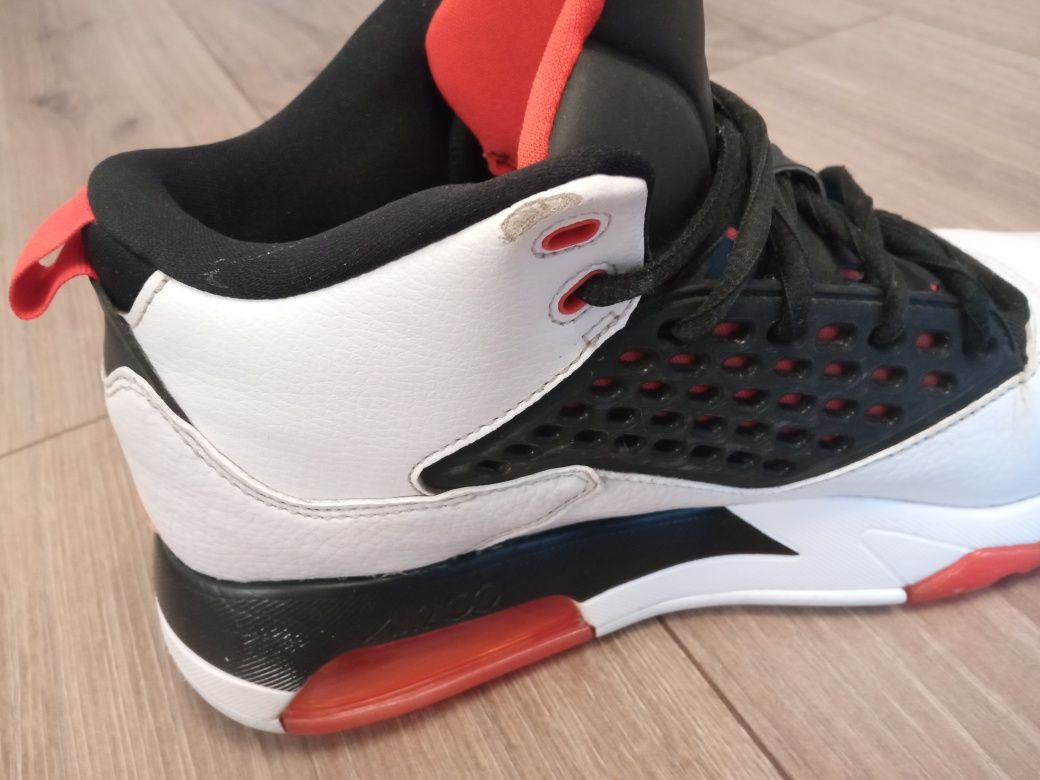 Air Jordan maxin 200 White/ Team Orange-Black Mărimea:43