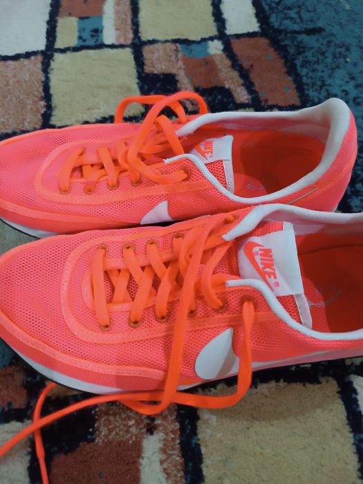 Продам женские кроссовки.