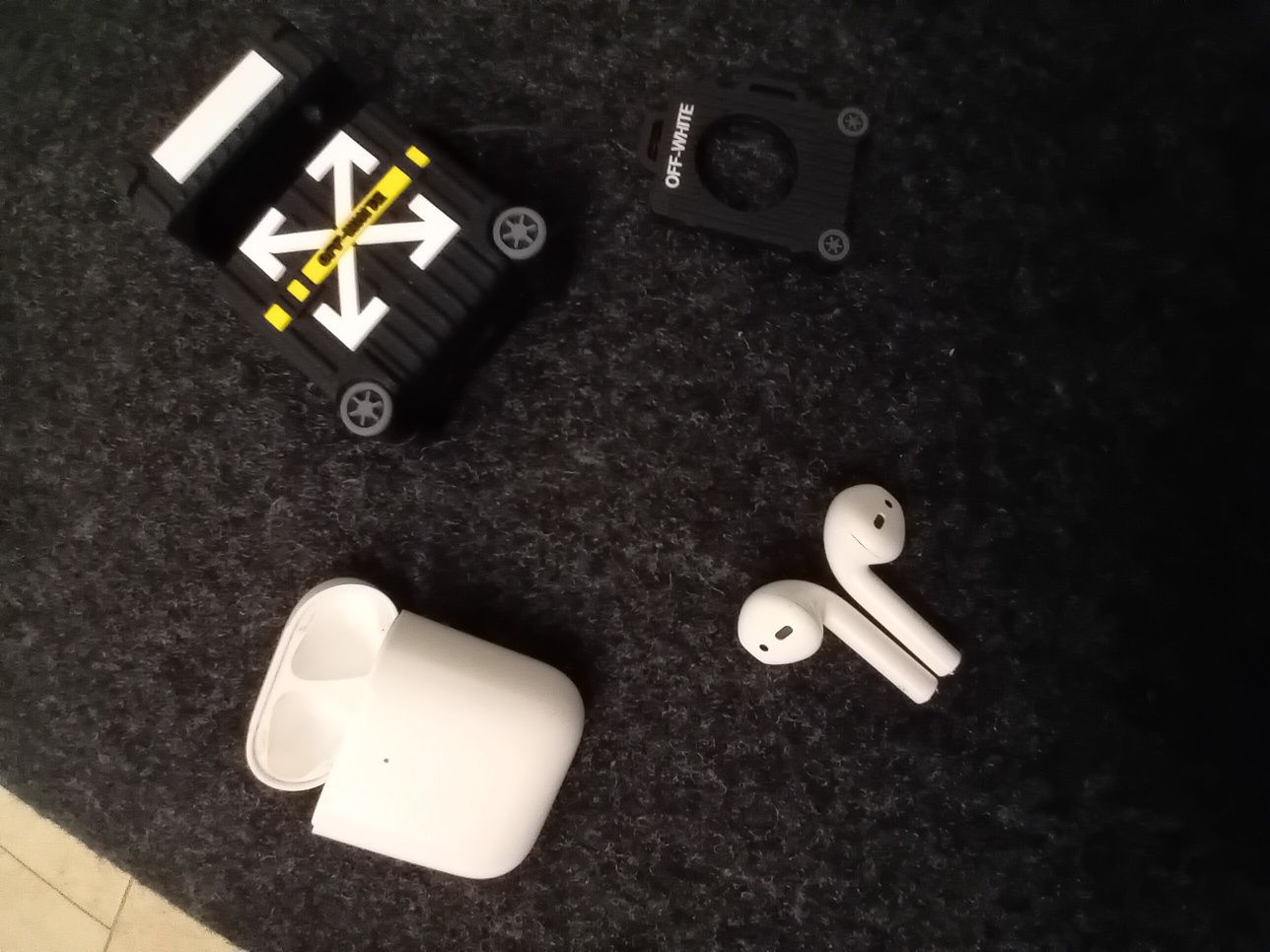 Casti Airpods clasice