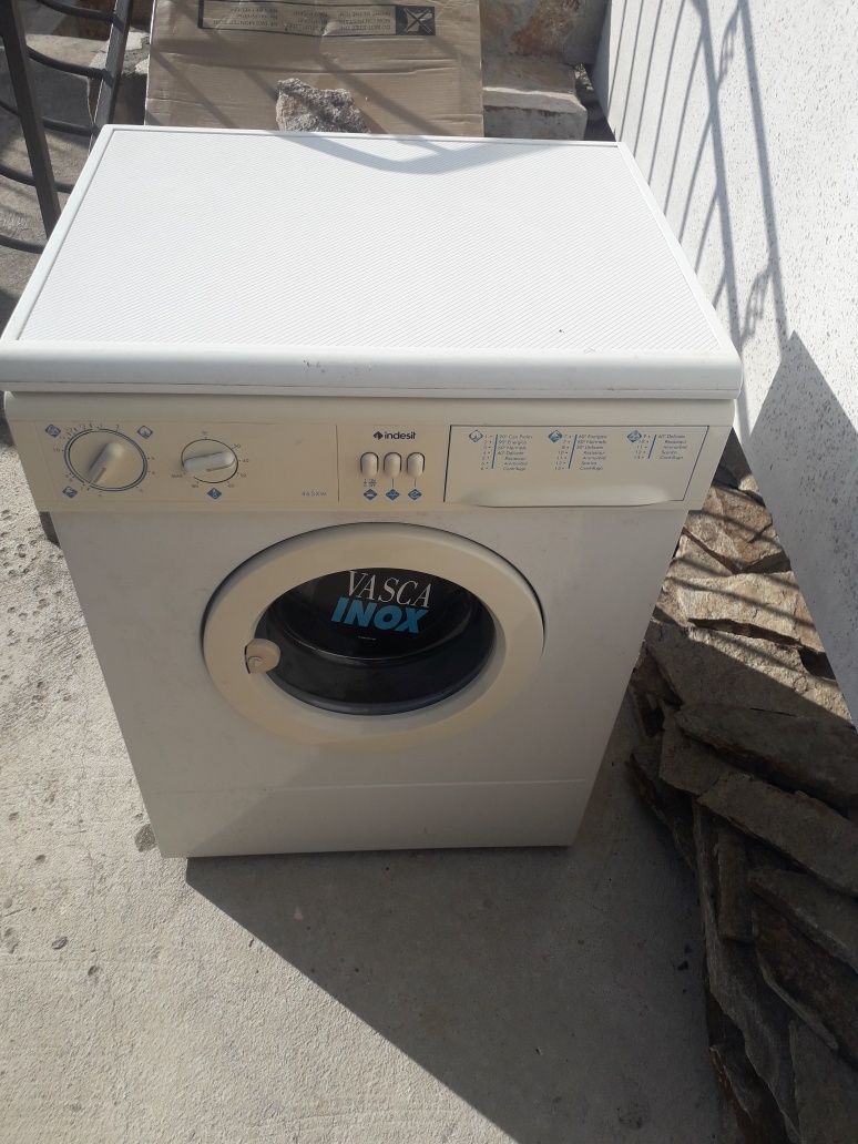 Продавам пералня Indesit