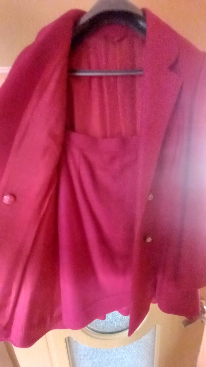 Vand costum nou(fusta+sacou),stofa lana calitate superioara