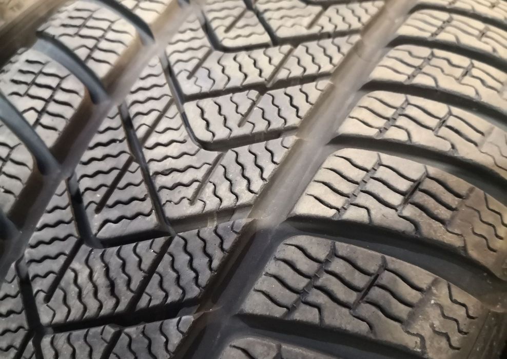 225 40 19 цола Pirelli dot 23